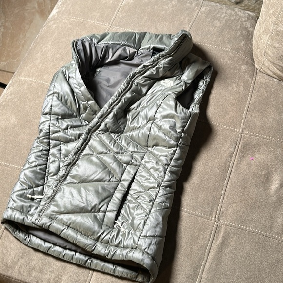 The North Face Silver Quilted Vest - Picture 4 of 8